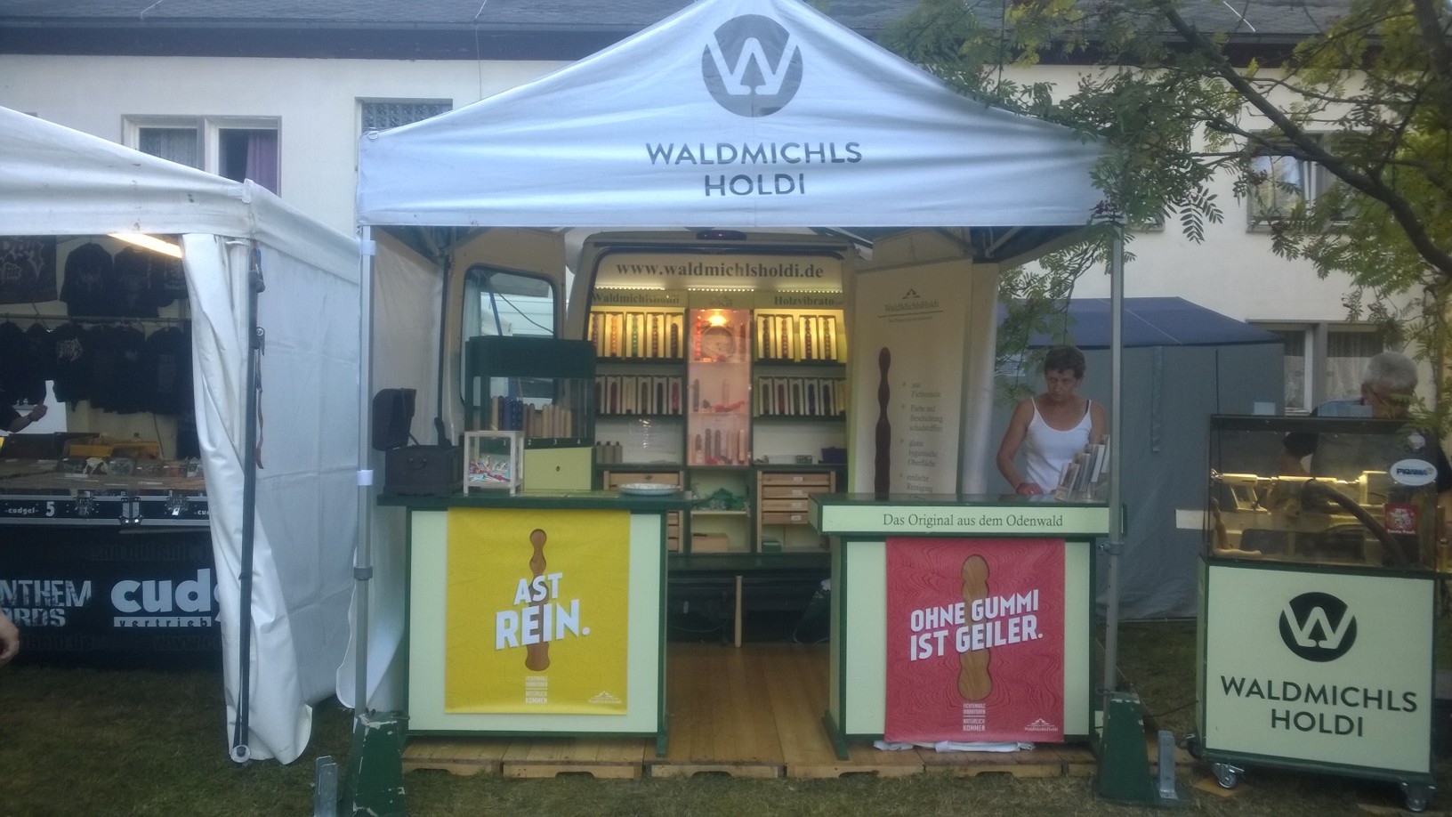 Der Holzvibrator-Verkaufsstand