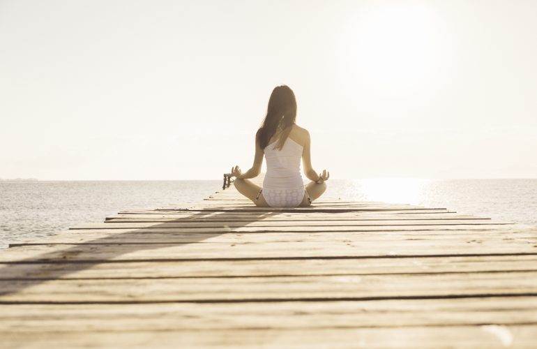 Die Menstruationstasse ist bequem - auch bei der Meditation am See.