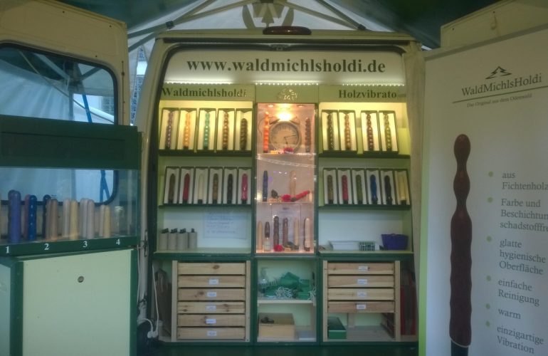 Der Holzvibrator-Verkaufsstand