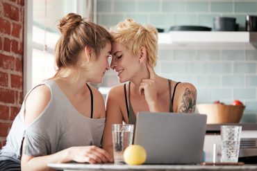 Bisexuell und frisch verliebt.