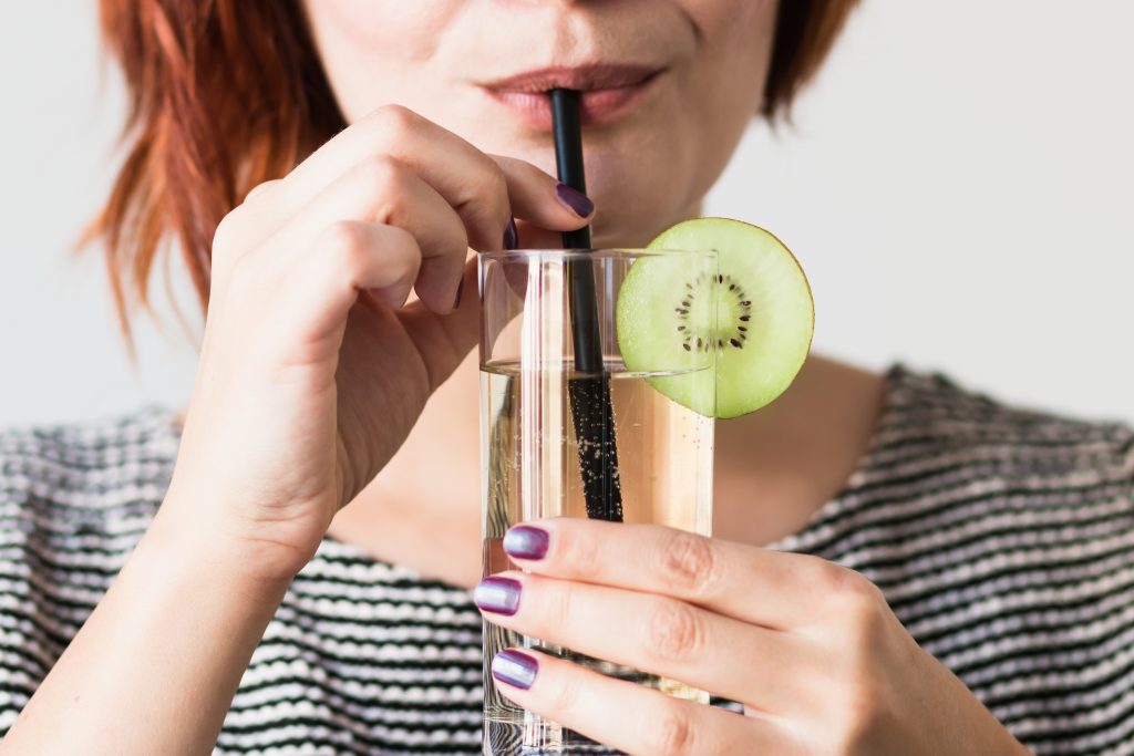 Mädchen mit Cocktailglas