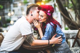 Frau beichtet ihrem Partner erotische Fantasien.
