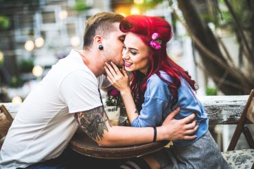 Frau beichtet ihrem Partner erotische Fantasien.
