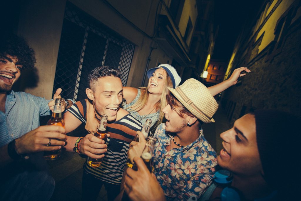 Dating-App Typen: Das Gruppenprofilbild