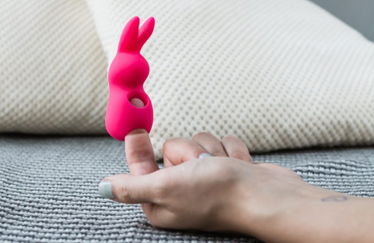 Bringt euch garantiert zum Orgasmus: Der Happy Rabbit Finger-Vibrator!