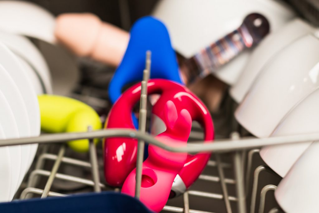 Sexspielzeug reinigen - Was darf in die Spülmaschine?