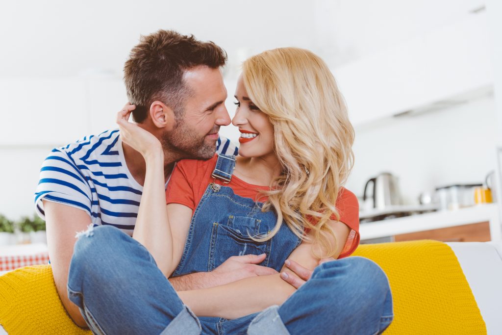 Eifersucht bekämpfen: Ein klärendes Gespräch mit dem Partner ist wichtig!