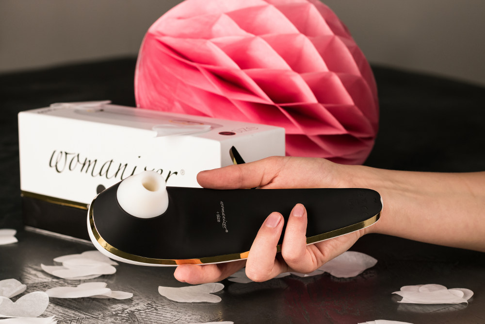 Womanizer +size in der Hand.
