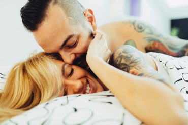 Was Männer im Bett wollen? Morgendliche Ausflüge auf die andere Bettseite. © Getty Images / vgajic